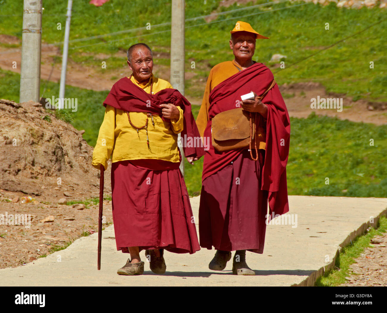 I monaci buddisti nelle strade di Larung Gar Foto Stock