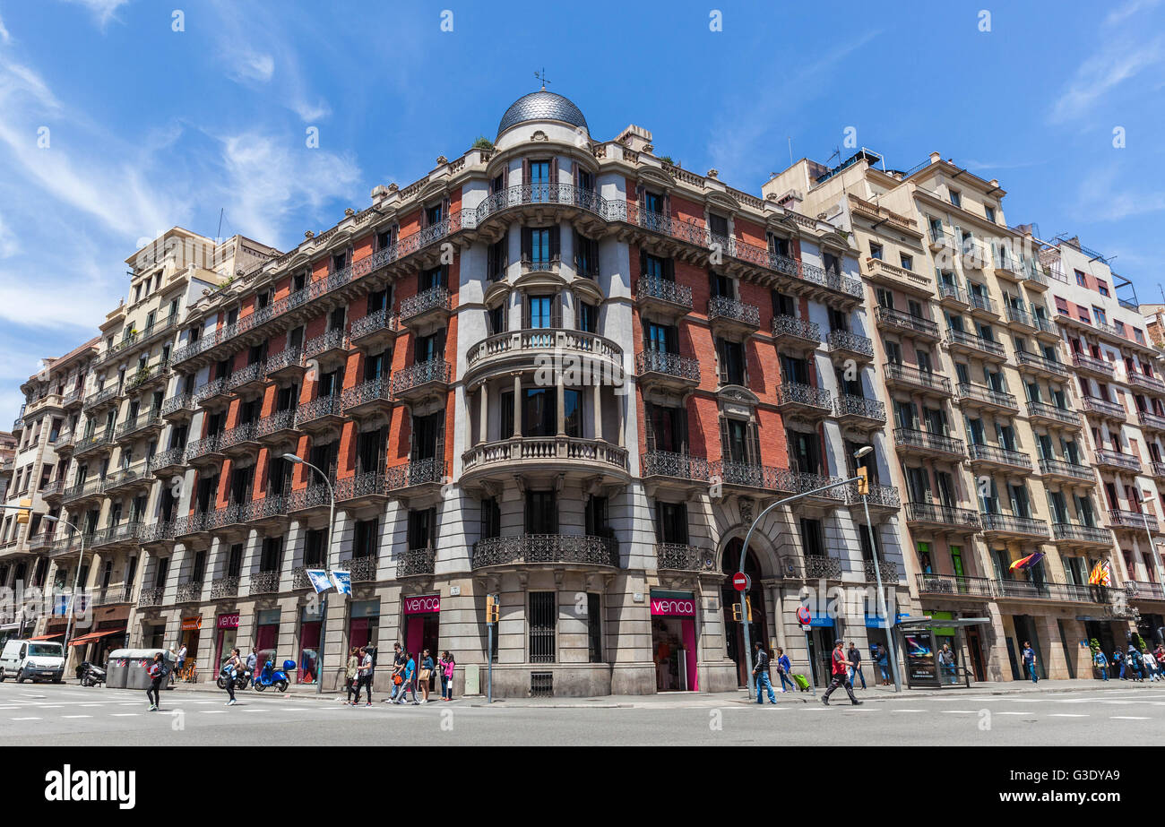 Vecchio edificio ad angolo di Ronda de la Universitat e a Calle Balmes, Barcellona, in Catalogna, Spagna. Foto Stock