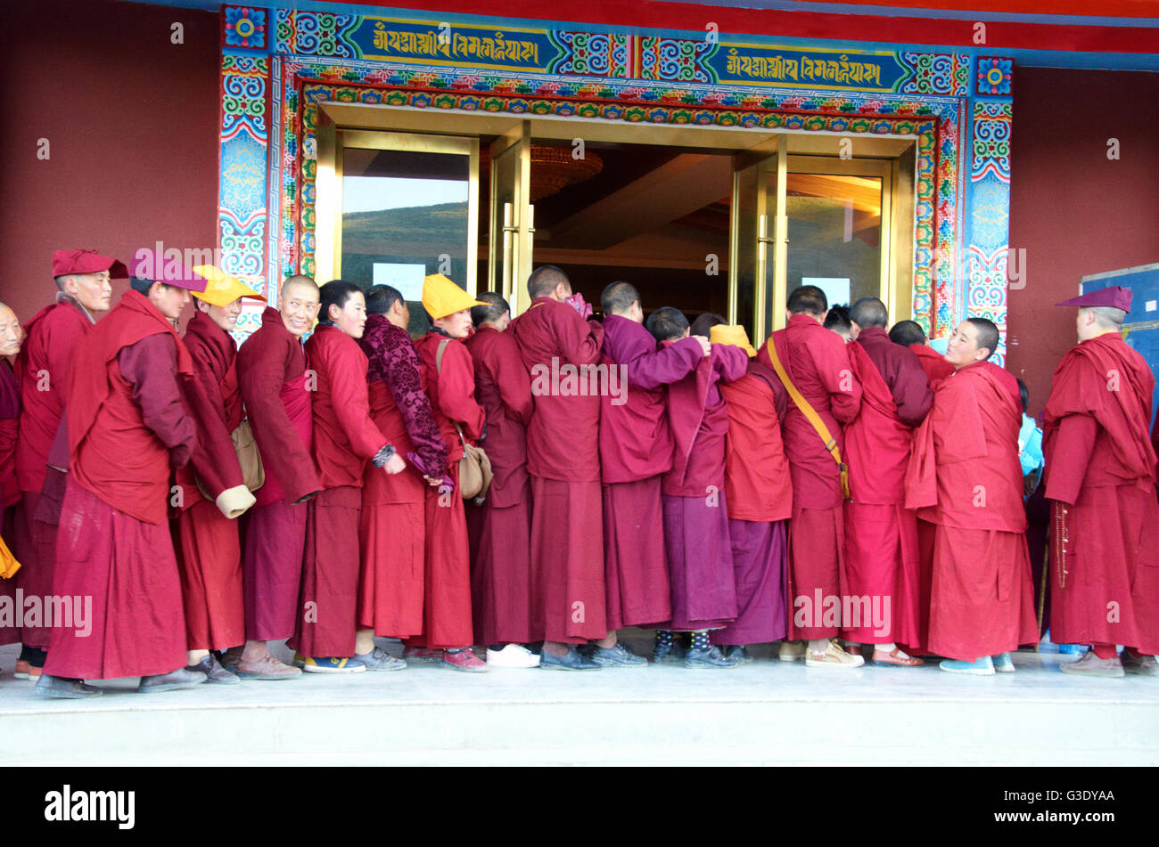 I monaci e le monache a Larung Gar Istituto Buddista fodera fino ad un esame degli occhi/prova Foto Stock