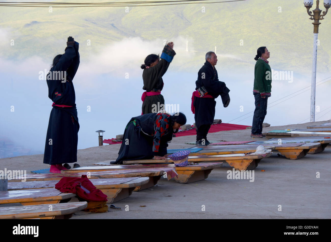 Preghiere a Larung Gar Istituto Buddista Foto Stock