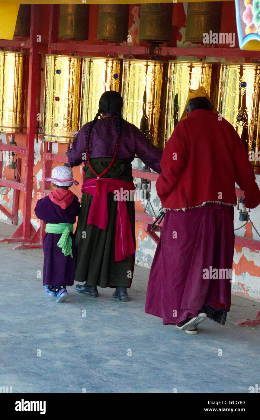 Preghiere la filatura ruote della preghiera a Larung Gar Istituto Buddista Foto Stock