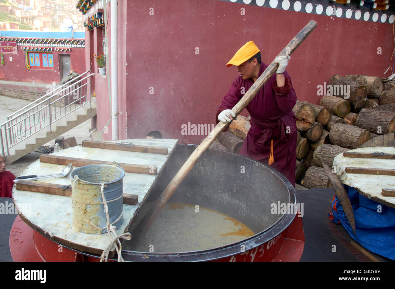 Monaco buddista di cottura degli alimenti in Larung Gar Foto Stock