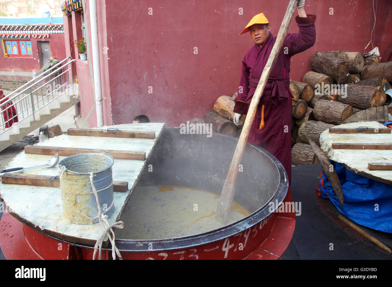Monaco buddista di cottura degli alimenti in Larung Gar Foto Stock