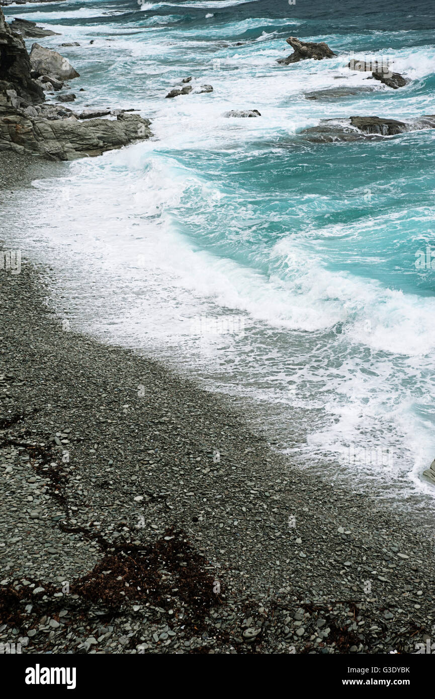 La laminazione delle onde sulla spiaggia di ciottoli - Pelion Peninsula, Tessaglia, Grecia Foto Stock