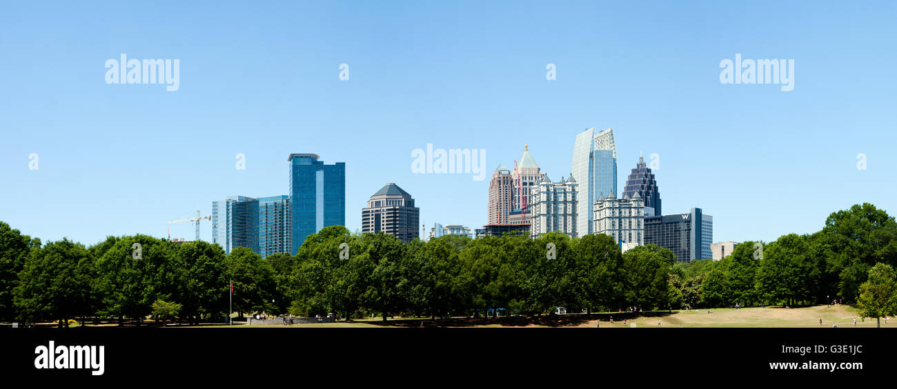 Piemonte Park di Atlanta, GA con Skyline nel retro su una soleggiata giornata estiva. Foto Stock