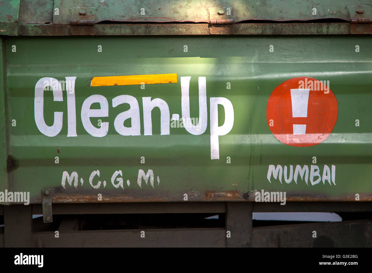 MUMBAI, India - 10 ottobre 2015: clean up segno su un carrello in Mumbai, India. I comuni in India impiegano carrelli per raccogliere i compressori GA Foto Stock