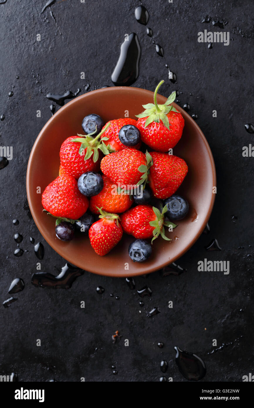 Frutti di bosco freschi sulla piastra, cibo vista superiore Foto Stock