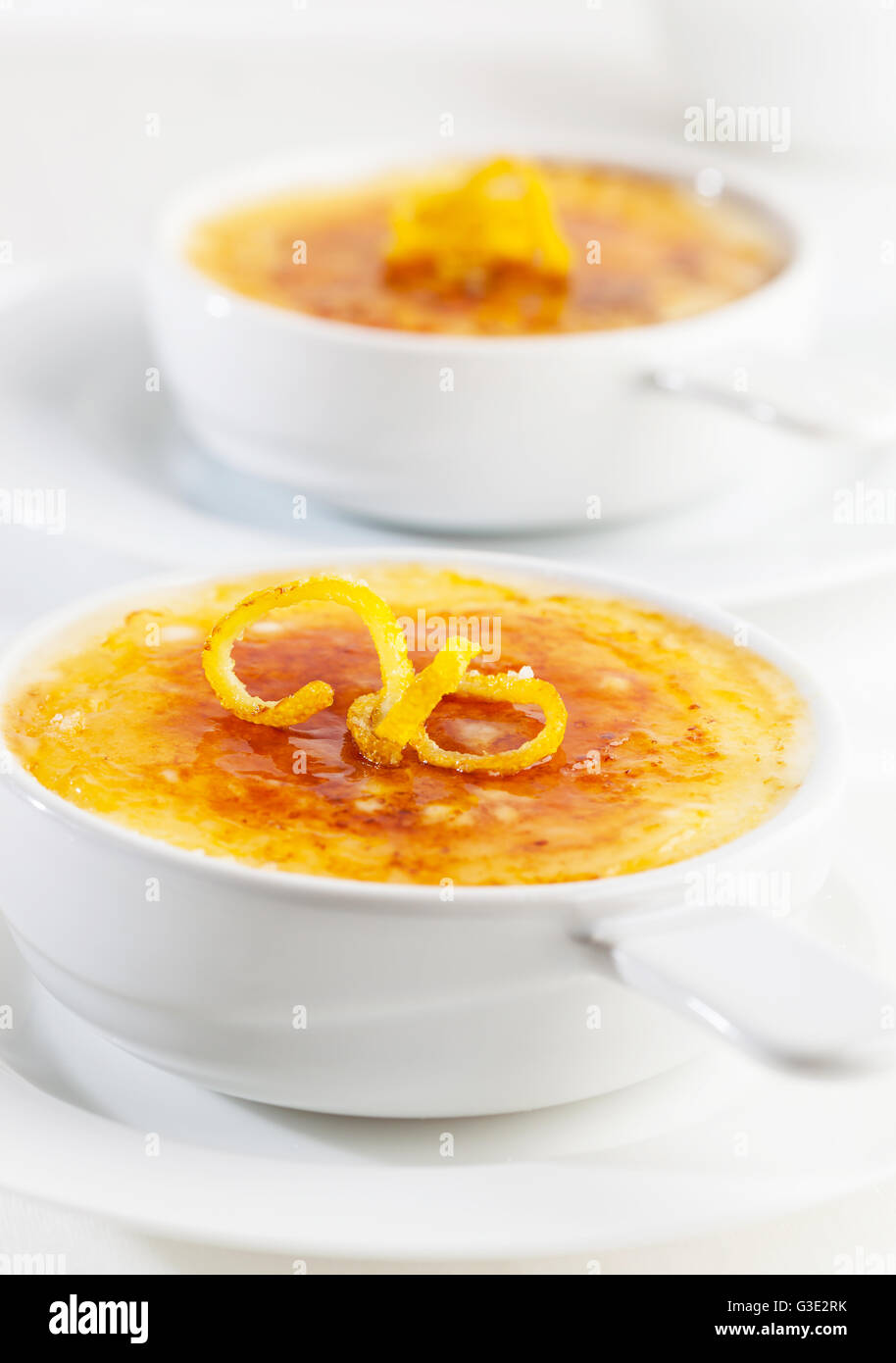 Una ciotola di creme brulee o crema catalana Foto Stock