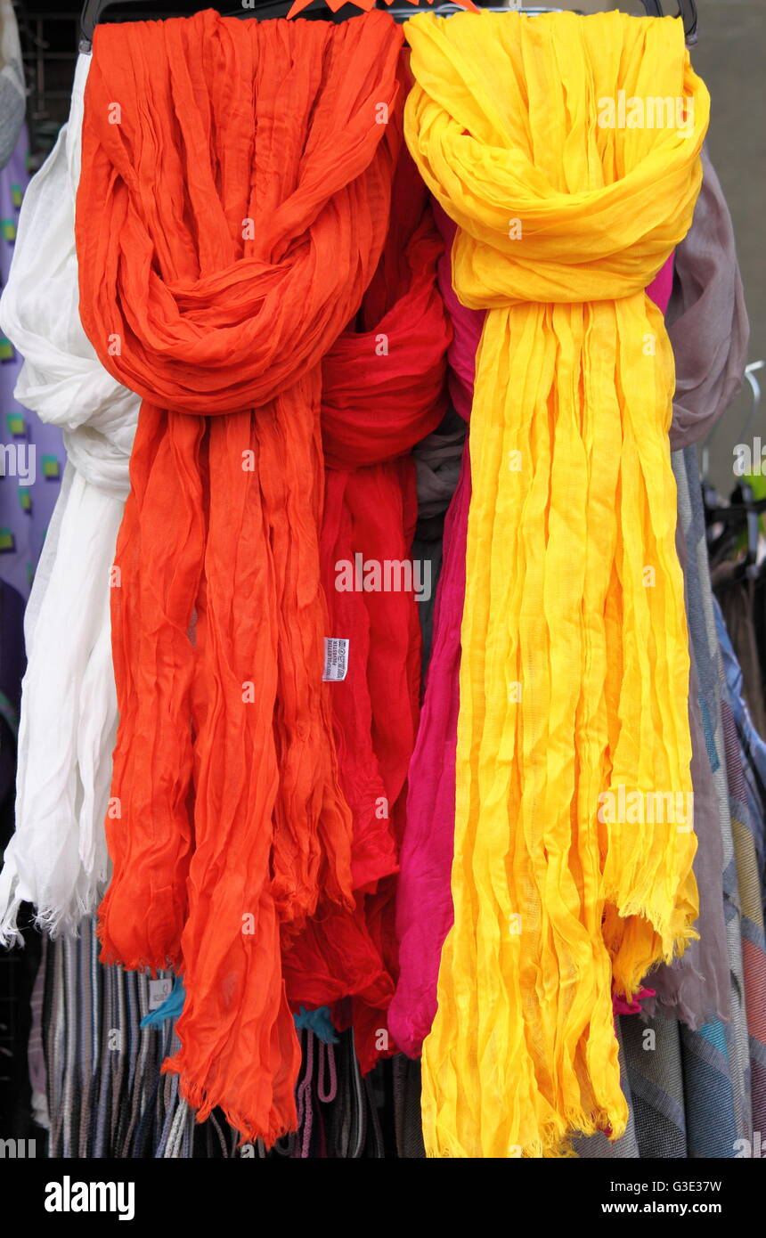 Silk scarves shop display immagini e fotografie stock ad alta risoluzione -  Alamy