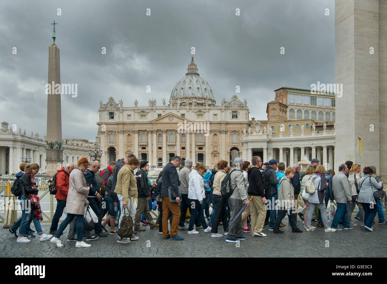 Italien, Rom Vatikan, Touristenschlange vor dem Petersdom Foto Stock
