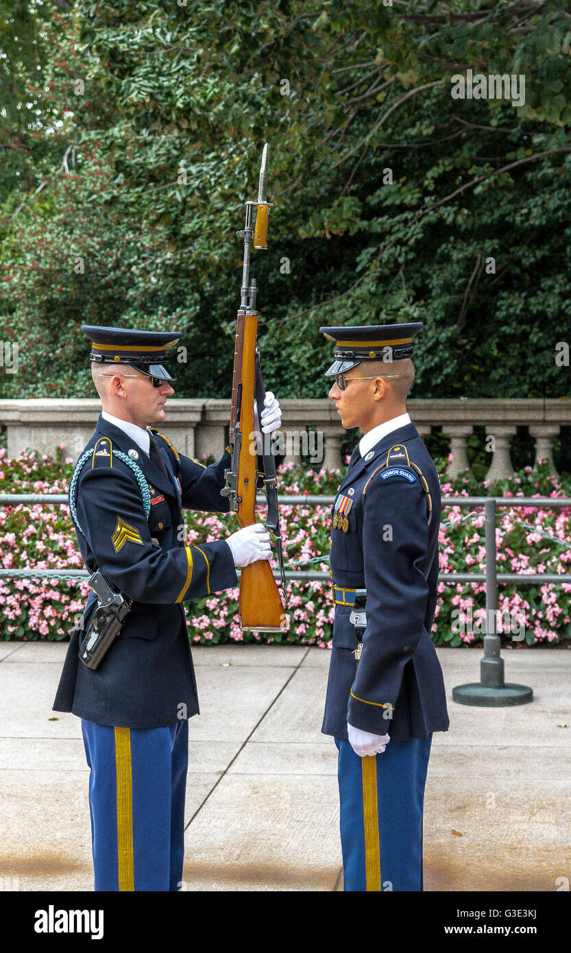 Cambio della Guardia alla Tomba del Milite Ignoto, Cimitero Nazionale di Arlington, Washington DC. STATI UNITI Foto Stock