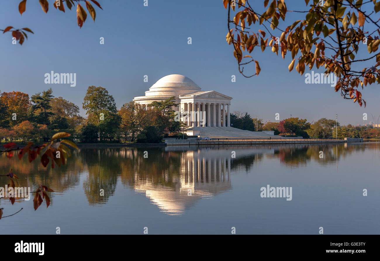 Jefferson Memorial riflettente nel bacino di marea , su una bella mattina ancora , Washington DC, Stati Uniti d'America Foto Stock