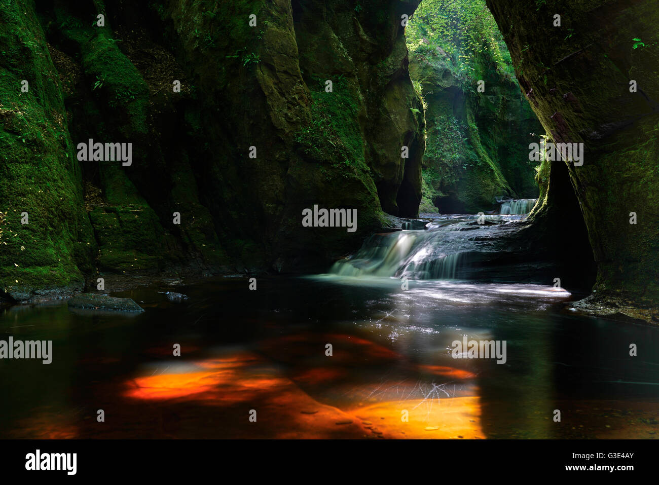 Cascate e acque cristalline in Finnich Glen vicino a Killearn, Loch Lomond Scozia, Regno Unito Foto Stock