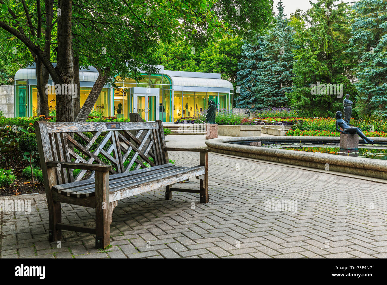 Banco in Leo Mol Sculpture Garden di Assiniboine Park; Winnipeg, Manitoba, Canada Foto Stock