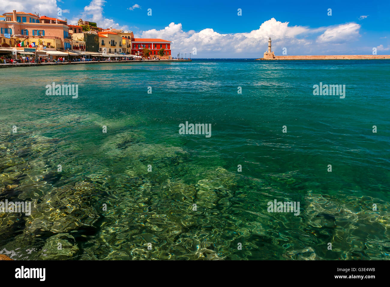 Vecchio porto in giornata soleggiata, Chania, Creta, Grecia Foto Stock