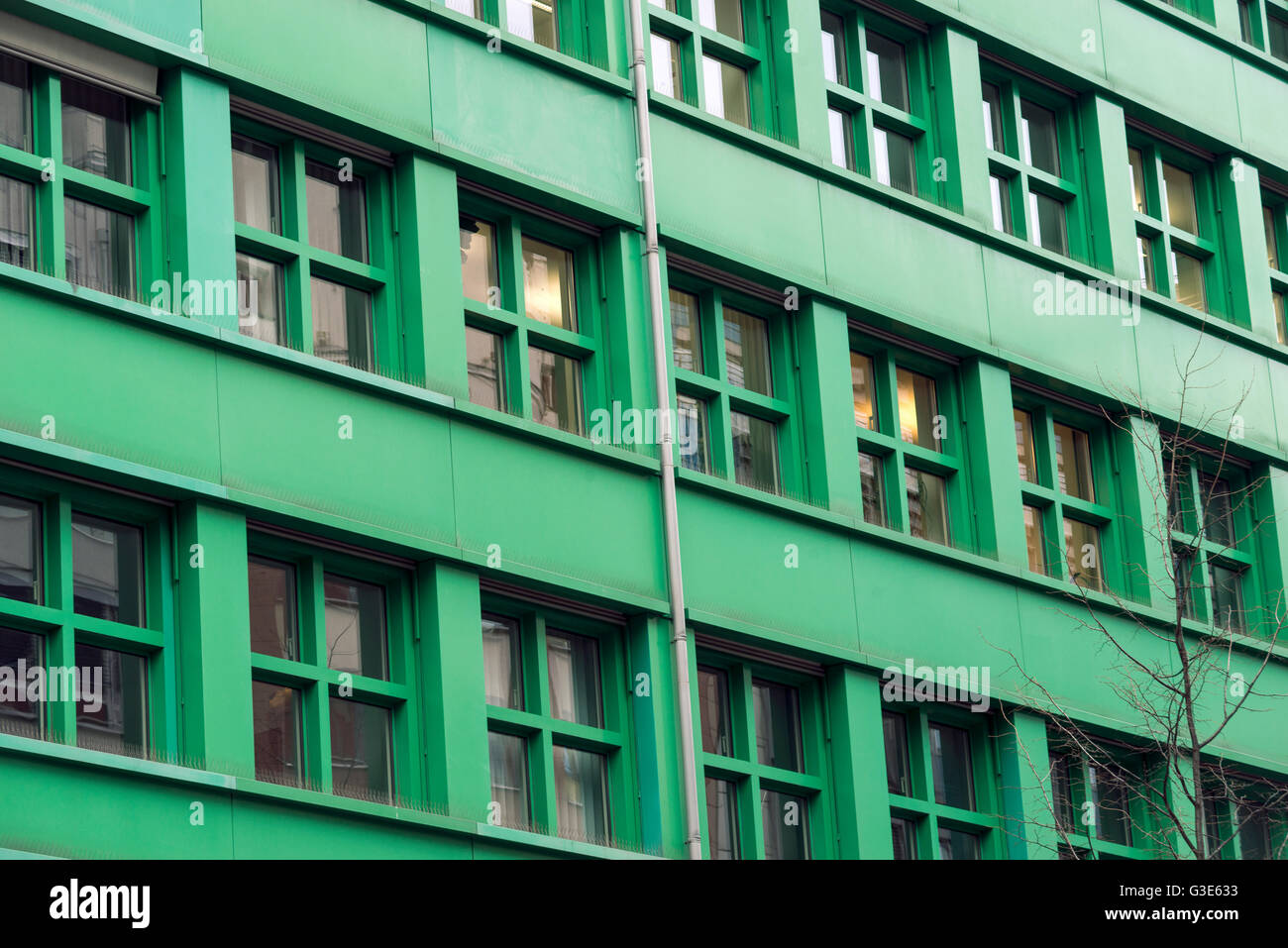 Città verde esterno dell'edificio dalle ore diurne Foto Stock