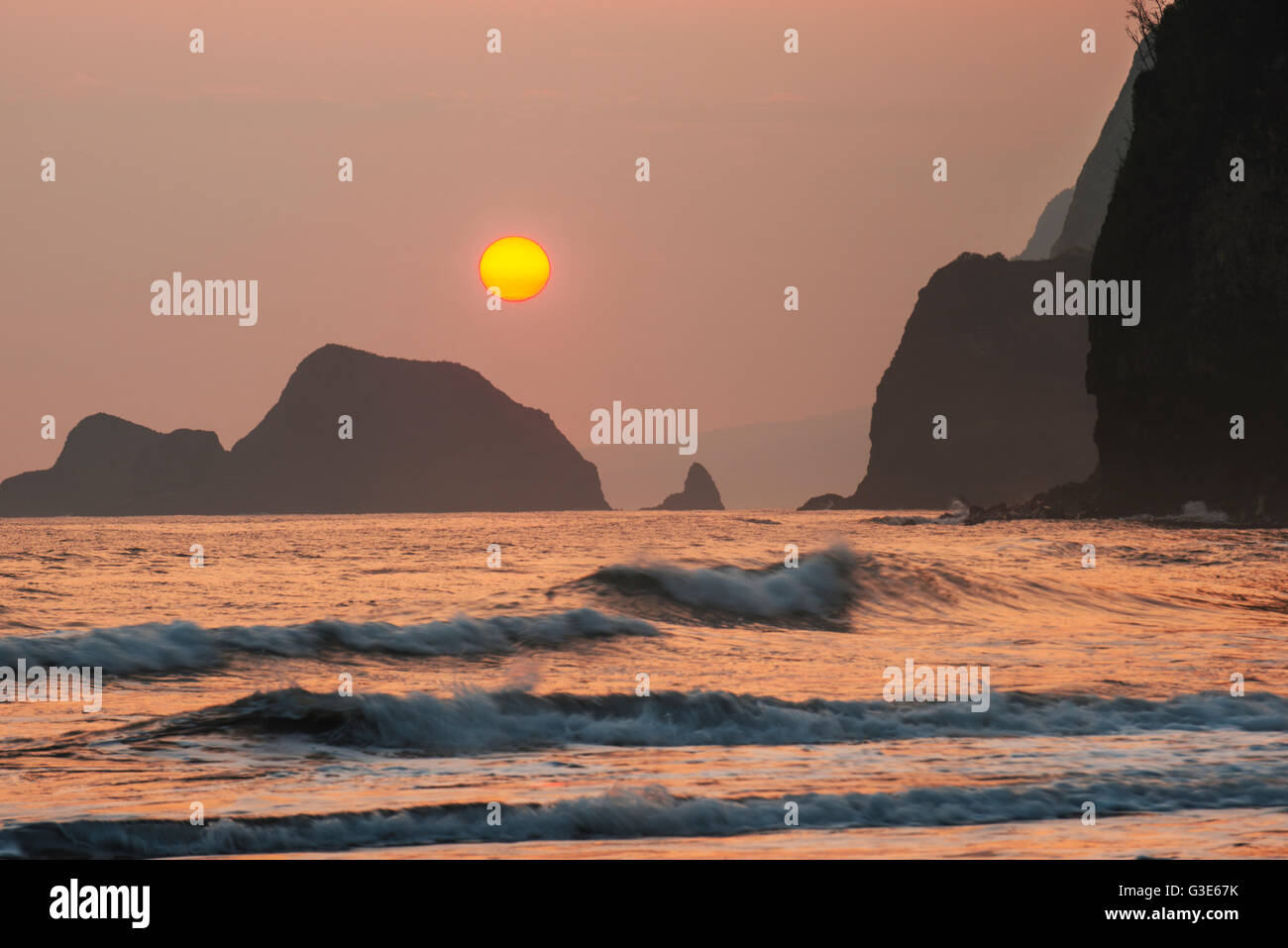 Mattina bruciature di sole attraverso un sottile strato di nubi a Valle di Pololu; Isola delle Hawaii, Hawaii, Stati Uniti d'America Foto Stock