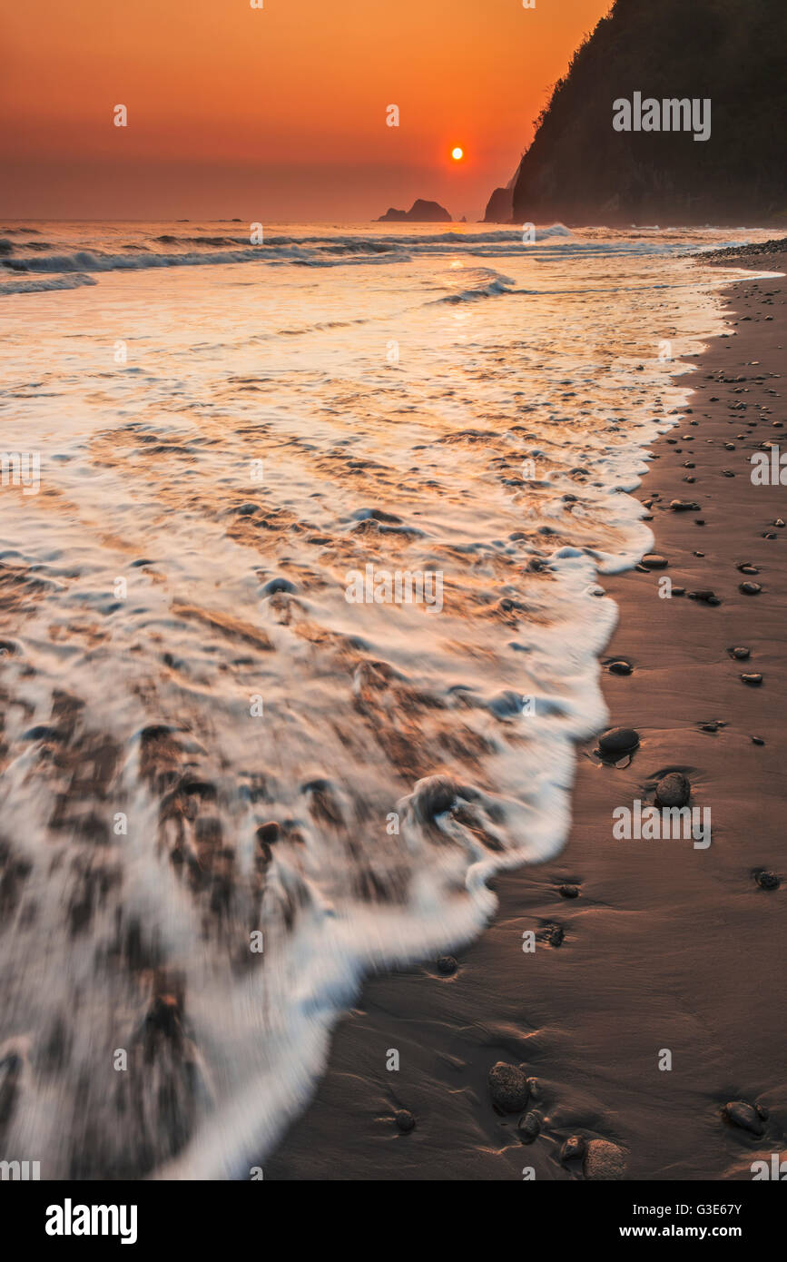 Sunrise e surf a Valle di Pololu; Isola delle Hawaii, Hawaii, Stati Uniti d'America Foto Stock