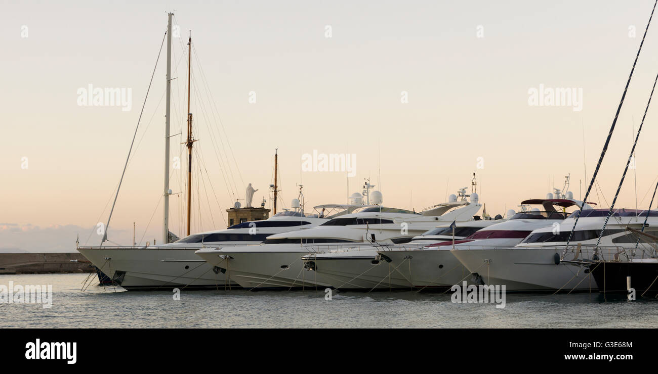 Una fila di yacht ormeggiati in porto; Ischia, Italia Foto Stock