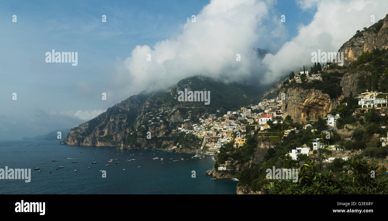 Scogliere, barche e case lungo la costiera amalfitana; Amalfi, Italia Foto Stock