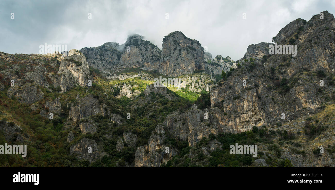 Aspre scogliere rocciose lungo la costiera amalfitana; Amalfi, Italia Foto Stock