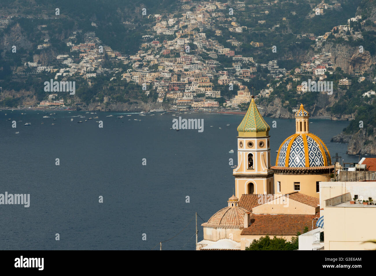 Ornano la cupola e il campanile a torre lungo la Costiera Amalfitana, Praiano, Campania, Italia Foto Stock