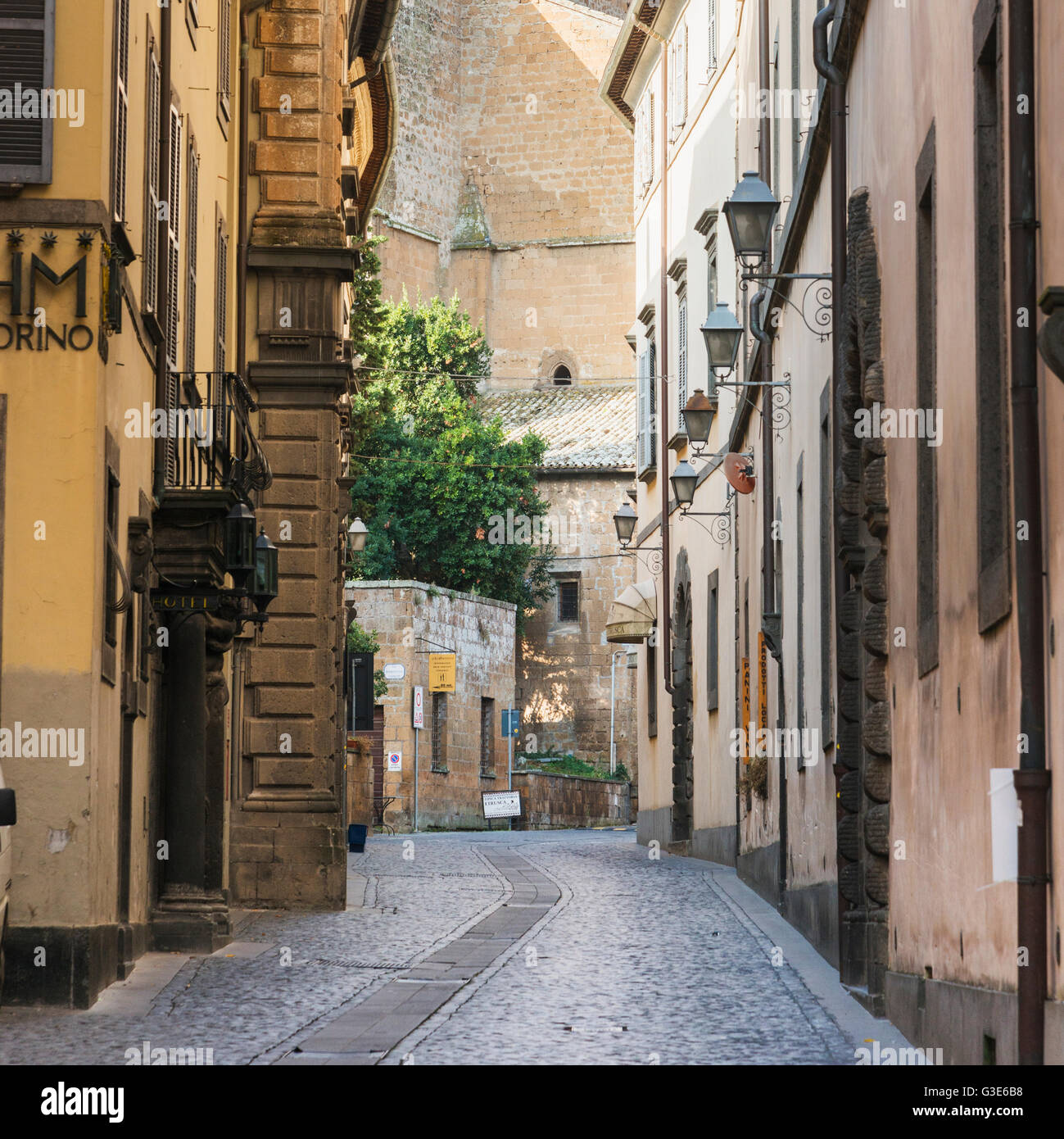 Strada stretta tra gli edifici colorati; Orvieto, Umbria, Italia Foto Stock