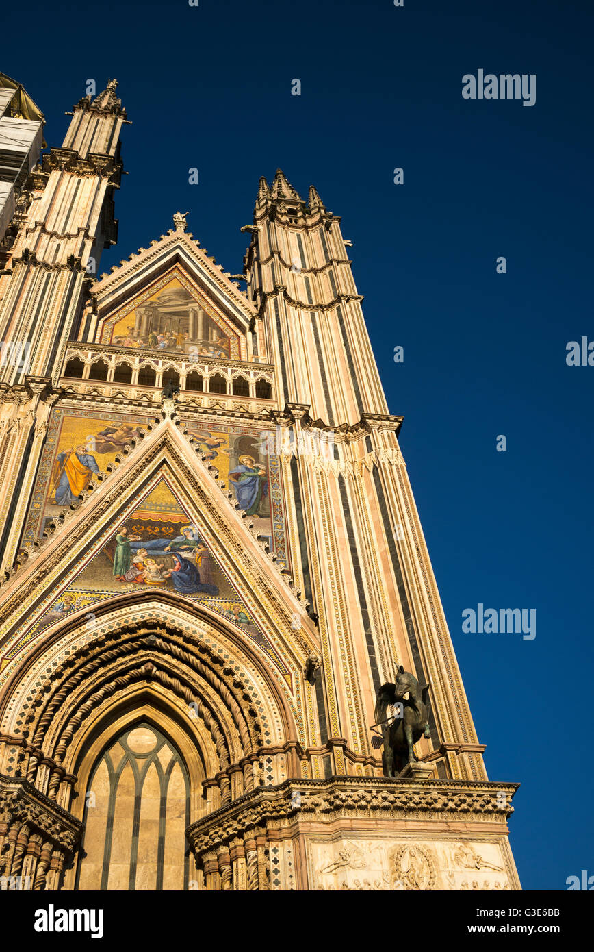 La facciata della cattedrale di Orvieto; Orvieto, Umbria, Italia Foto Stock