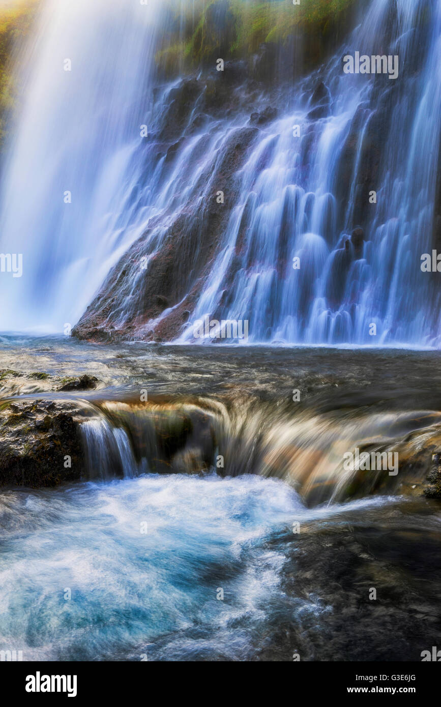 Una cascata senza nome sulla penisola di Snaefellsness; Islanda Foto Stock