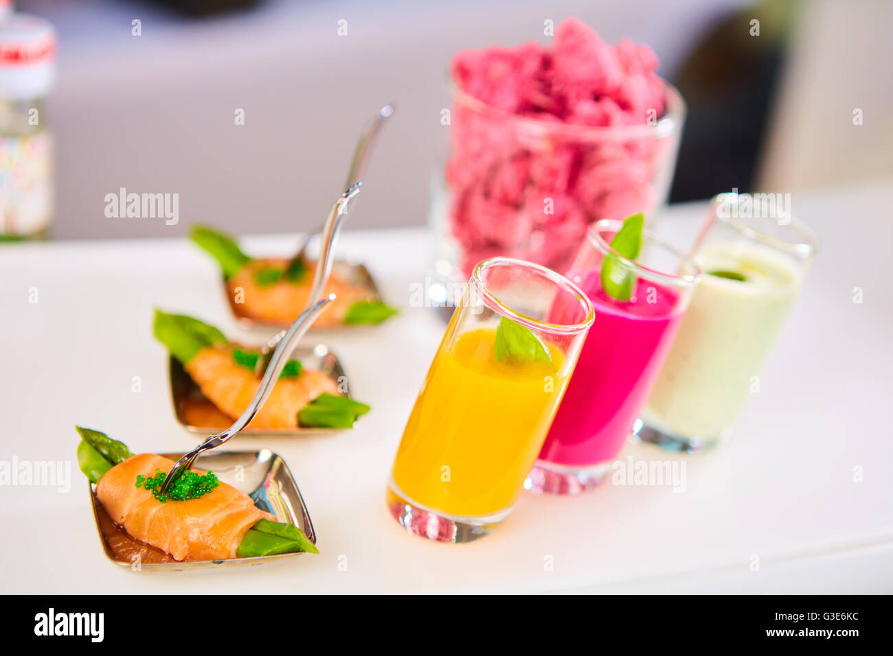 Piatto antipasto di asparagi saltati avvolti in sottili fette di salmone affumicato Foto Stock