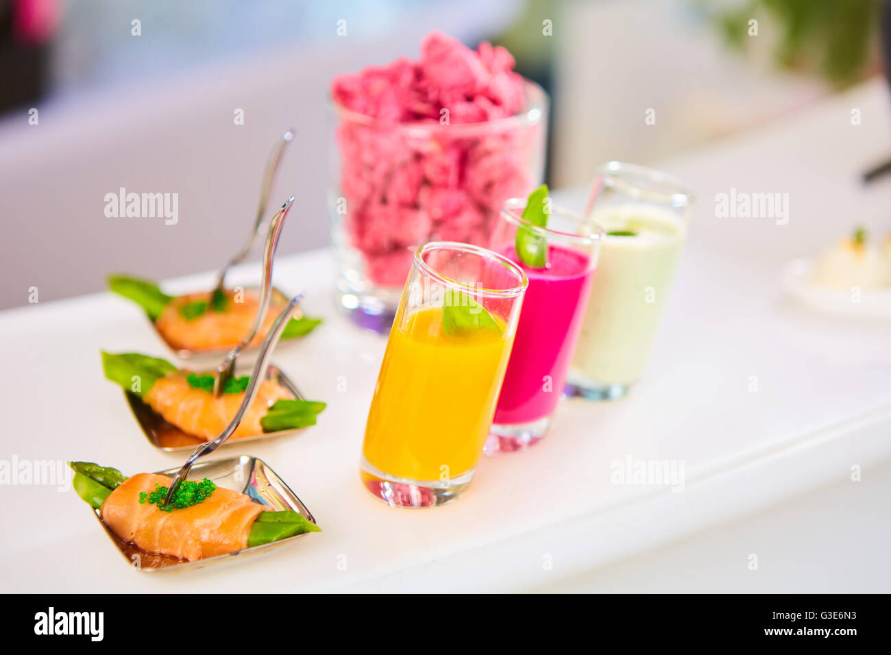 Piatto antipasto di asparagi saltati avvolti in sottili fette di salmone affumicato Foto Stock