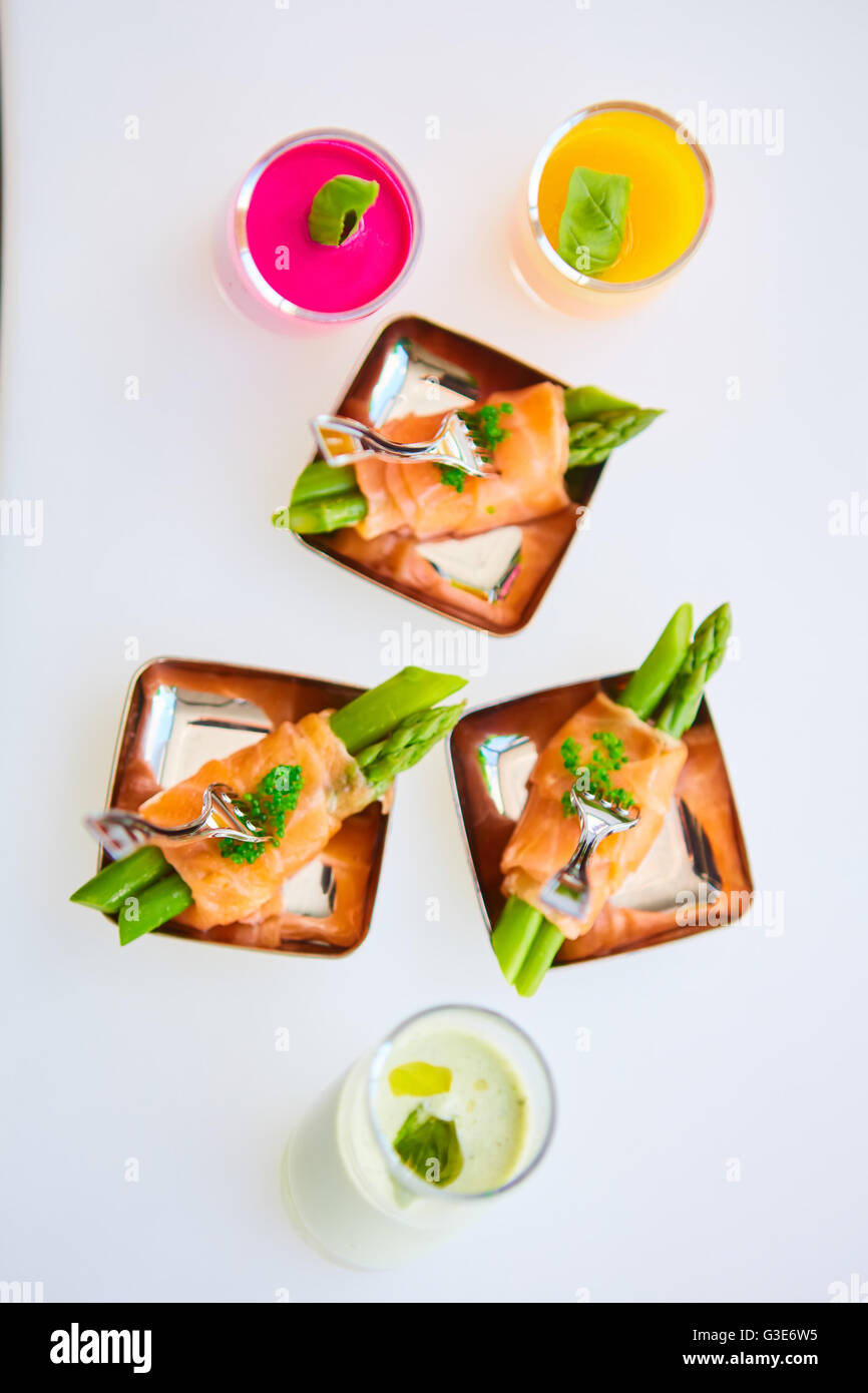 Piatto antipasto di asparagi saltati avvolti in sottili fette di salmone affumicato Foto Stock