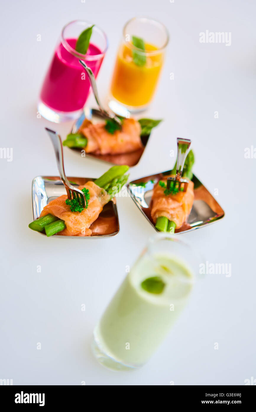 Piatto antipasto di asparagi saltati avvolti in sottili fette di salmone affumicato Foto Stock