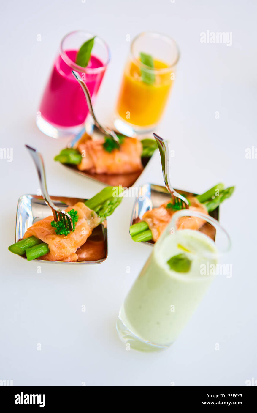 Piatto antipasto di asparagi saltati avvolti in sottili fette di salmone affumicato Foto Stock