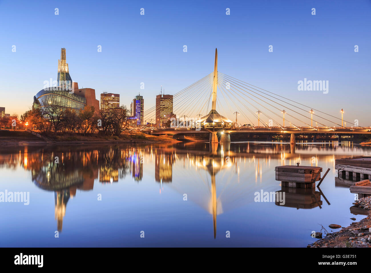 Skyline di Winnipeg di notte, con un Museo Canadese per i Diritti Umani e la Esplanade Riel Bridge si riflette nel fiume Rosso; Winnipeg, Manitoba, Canada Foto Stock