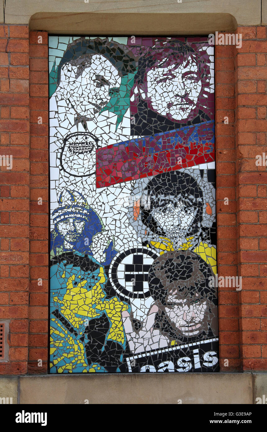 Mosaico di Manchester creata da Mark Kennedy su Afflecks famoso emporio nel quartiere nord della città Foto Stock