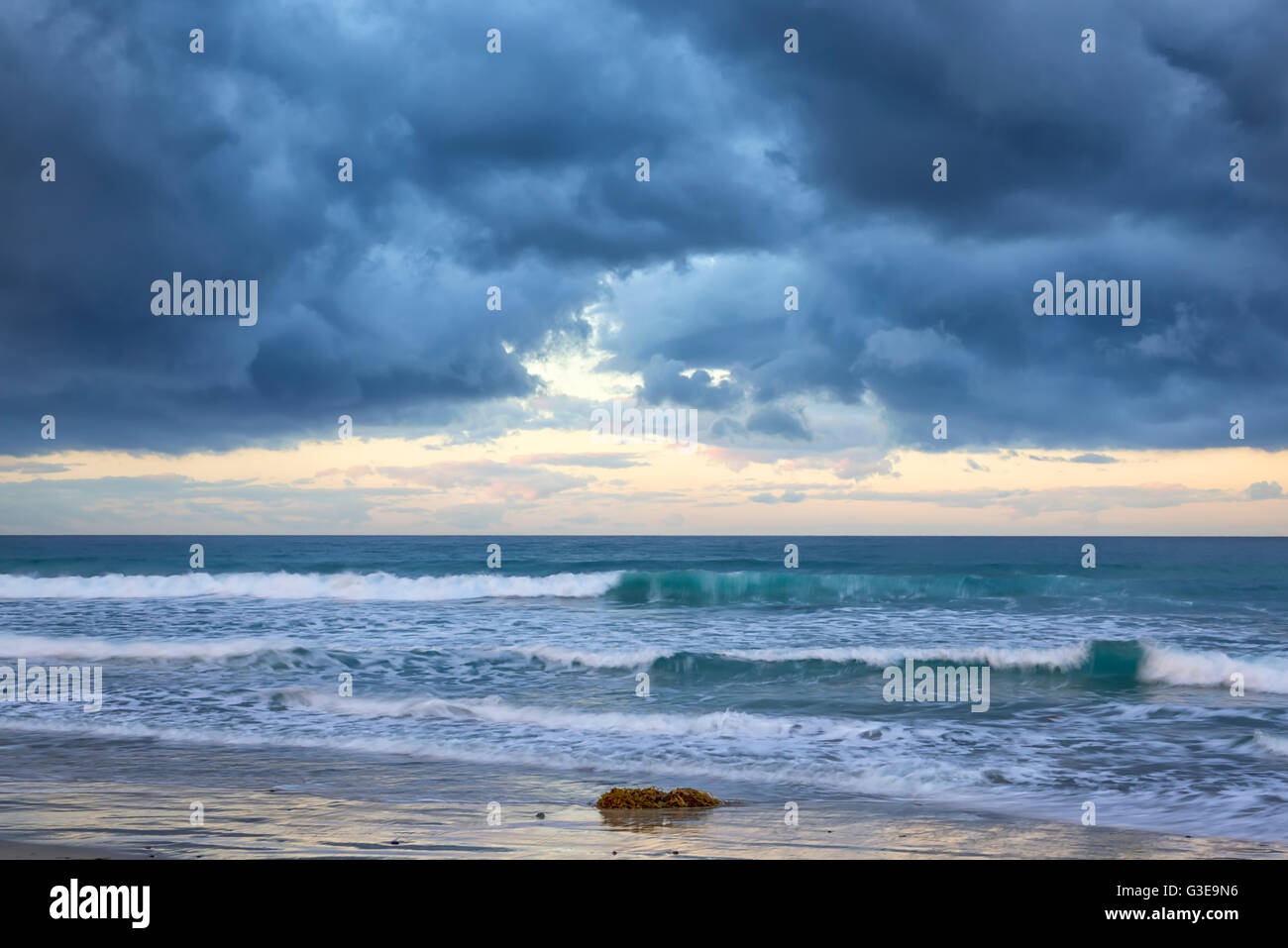 Seascape, oceano onde, nuvole e nuvole scure. Foto Stock