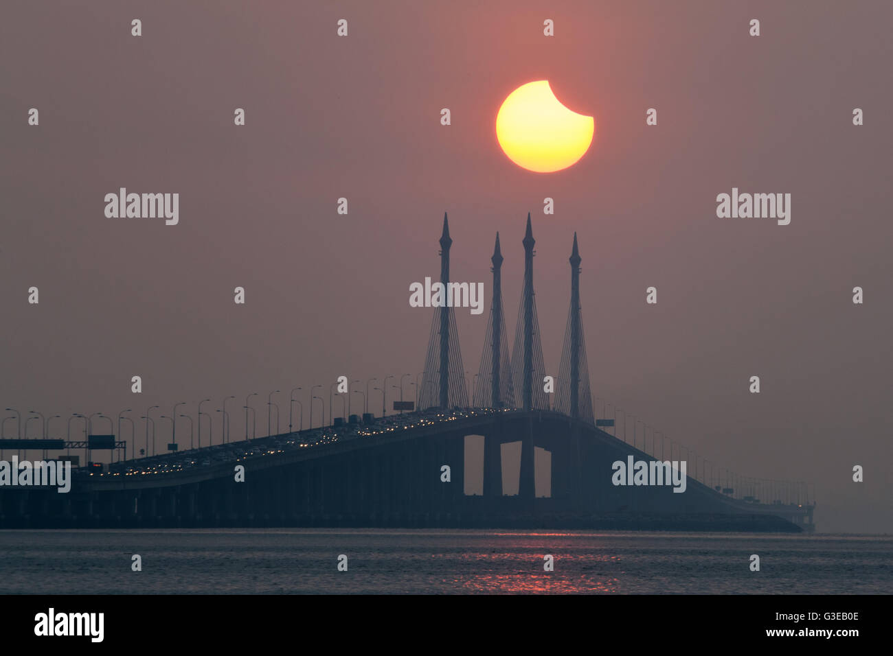 Parziale eclissi solare in Penang Bridge, George Town, Penang, Malaysia Foto Stock