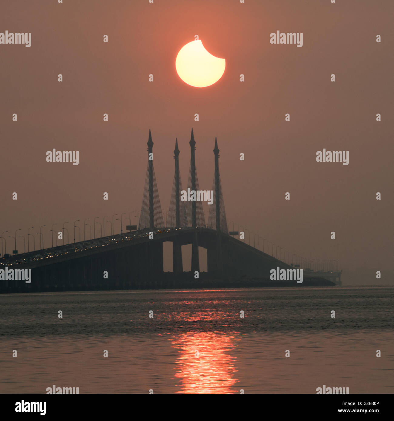 Parziale eclissi solare in Penang Bridge, George Town, Penang, Malaysia Foto Stock