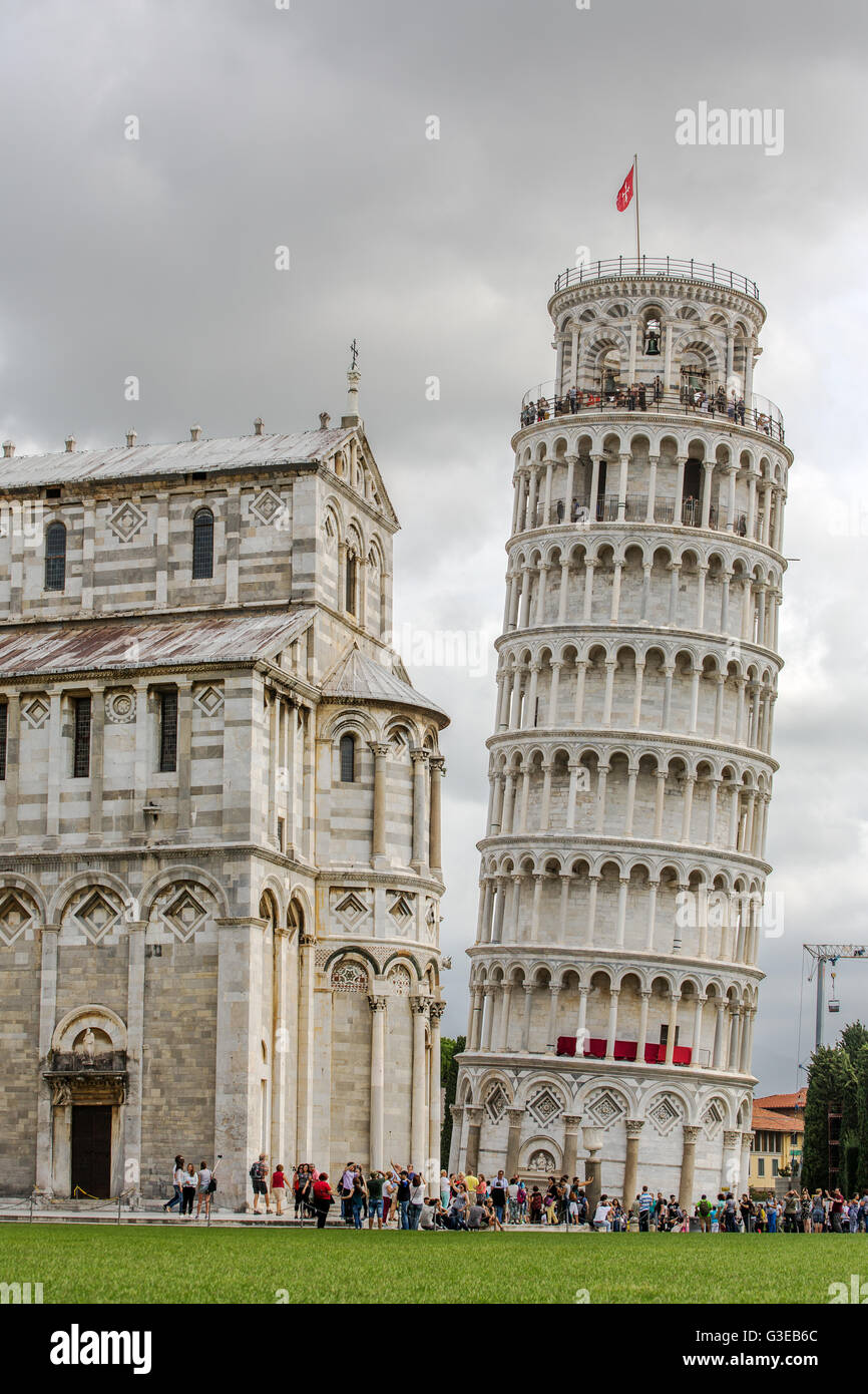 PISA, Italia - 14 agosto 2015: la famosa Piazza dei Miracoli a Pisa, Italia (XII secolo). Torre pendente Foto Stock