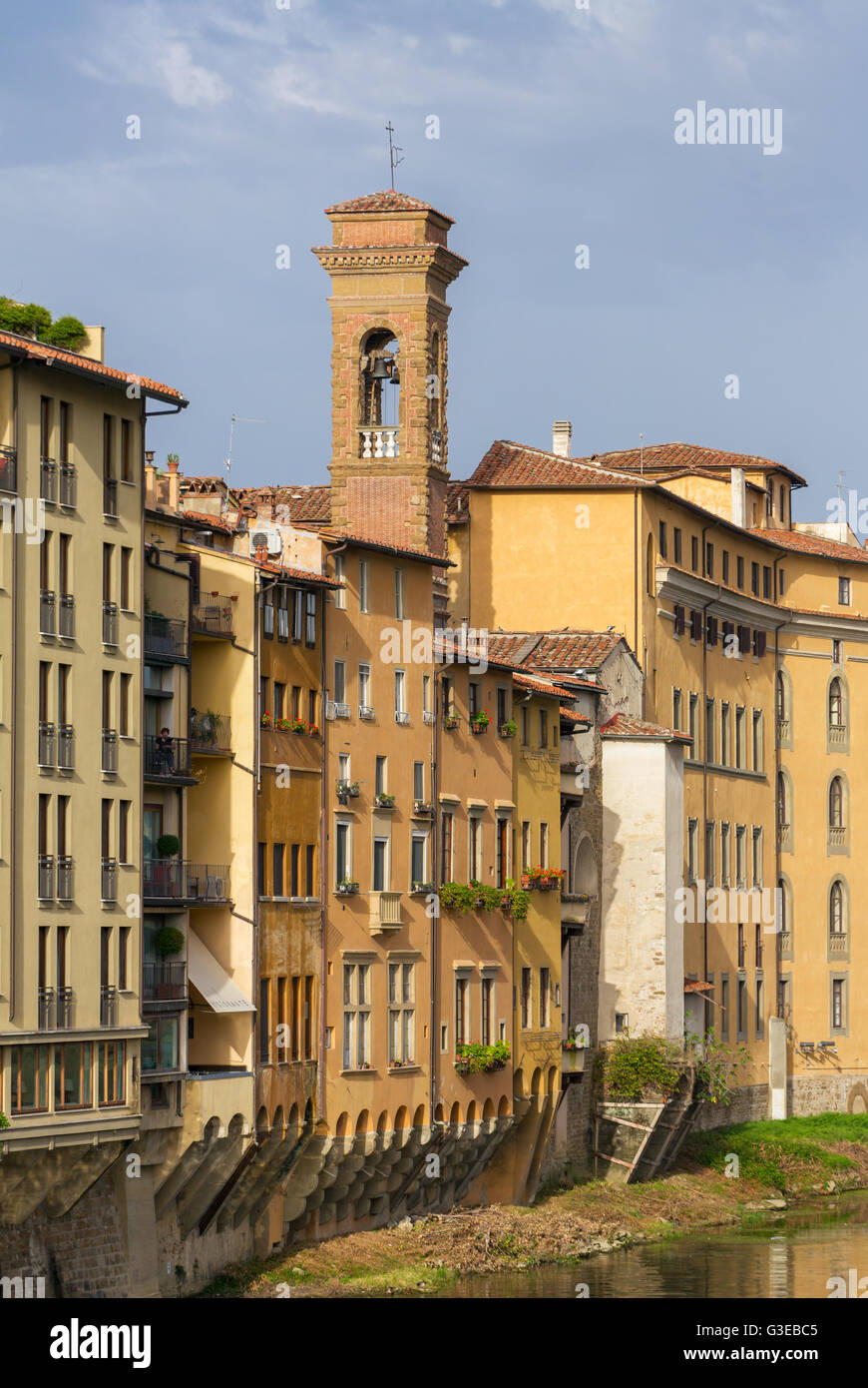 Vista delle case tradizionali a Firenze vicino al fiume Arno, Italia. Foto Stock