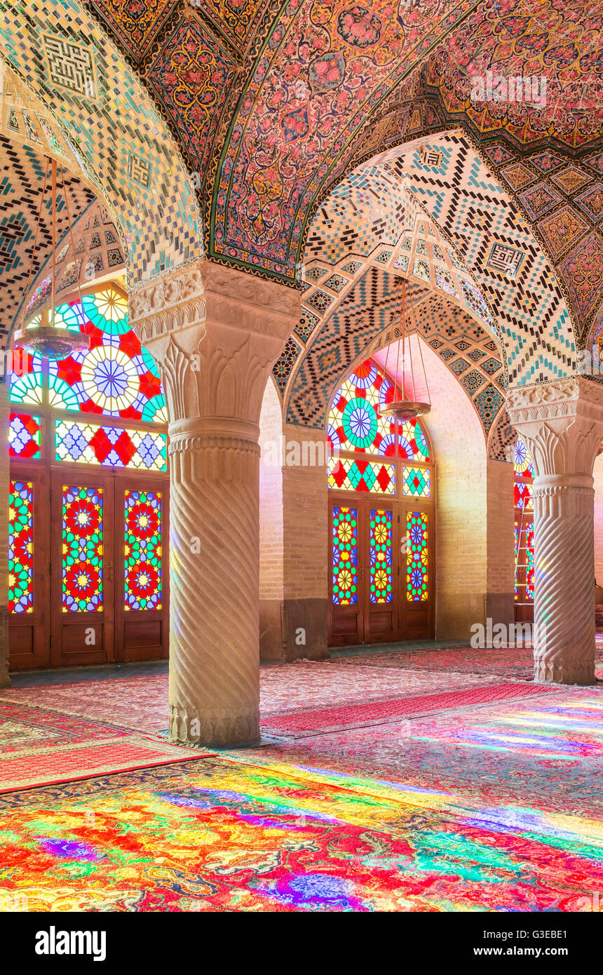 Shiraz, Iran - 27 dicembre 2015: Nasir Al-Mulk moschea di Shiraz, Iran, noto anche come la Moschea di rosa Foto Stock