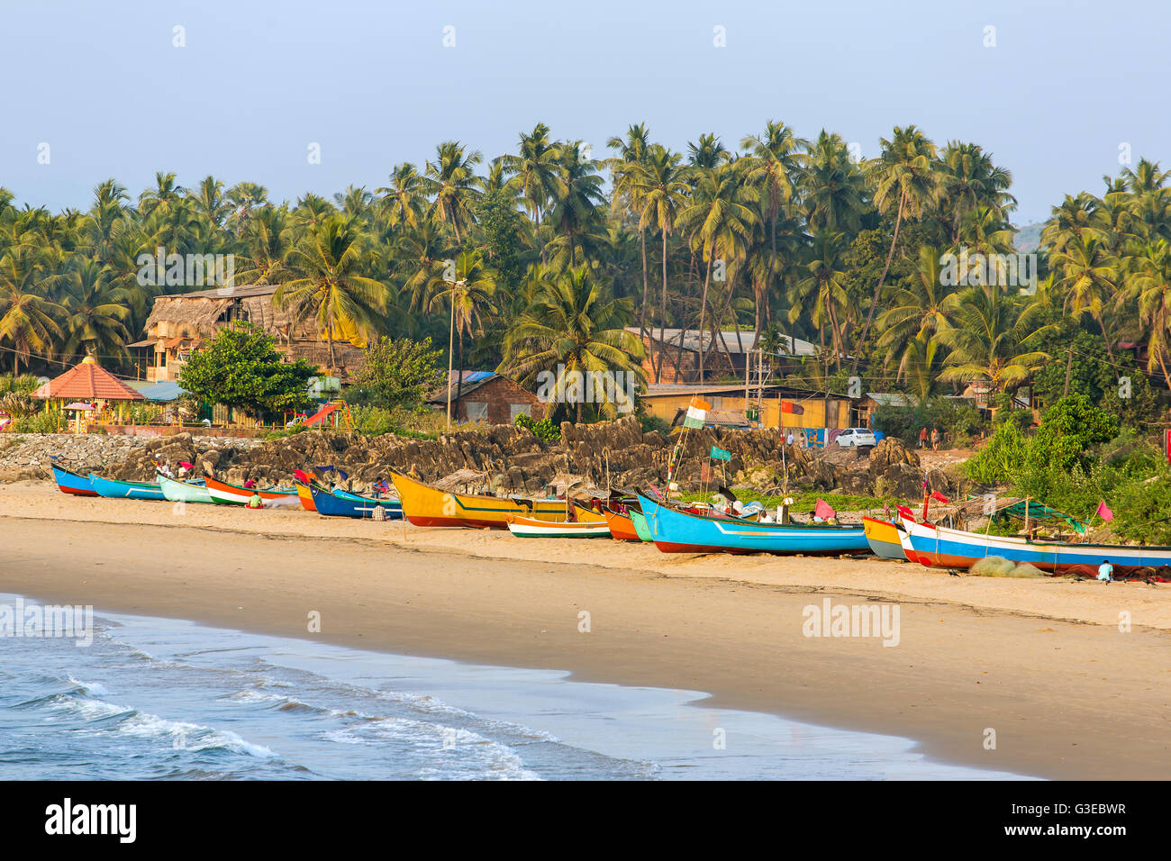 Barche di pescatori sulla spiaggia di Gokarna in Karnataka, India Foto Stock