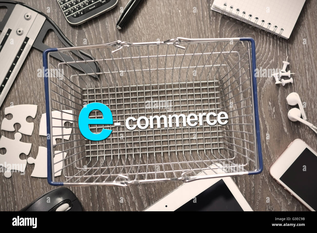 L'e-commerce concetto con carrello Foto Stock