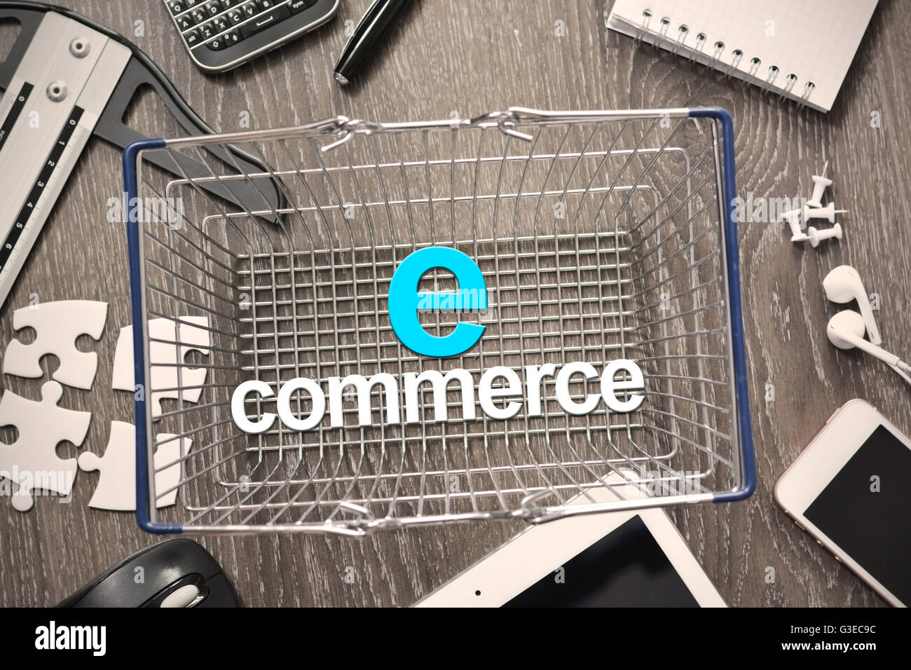 L'e-commerce concetto con carrello Foto Stock