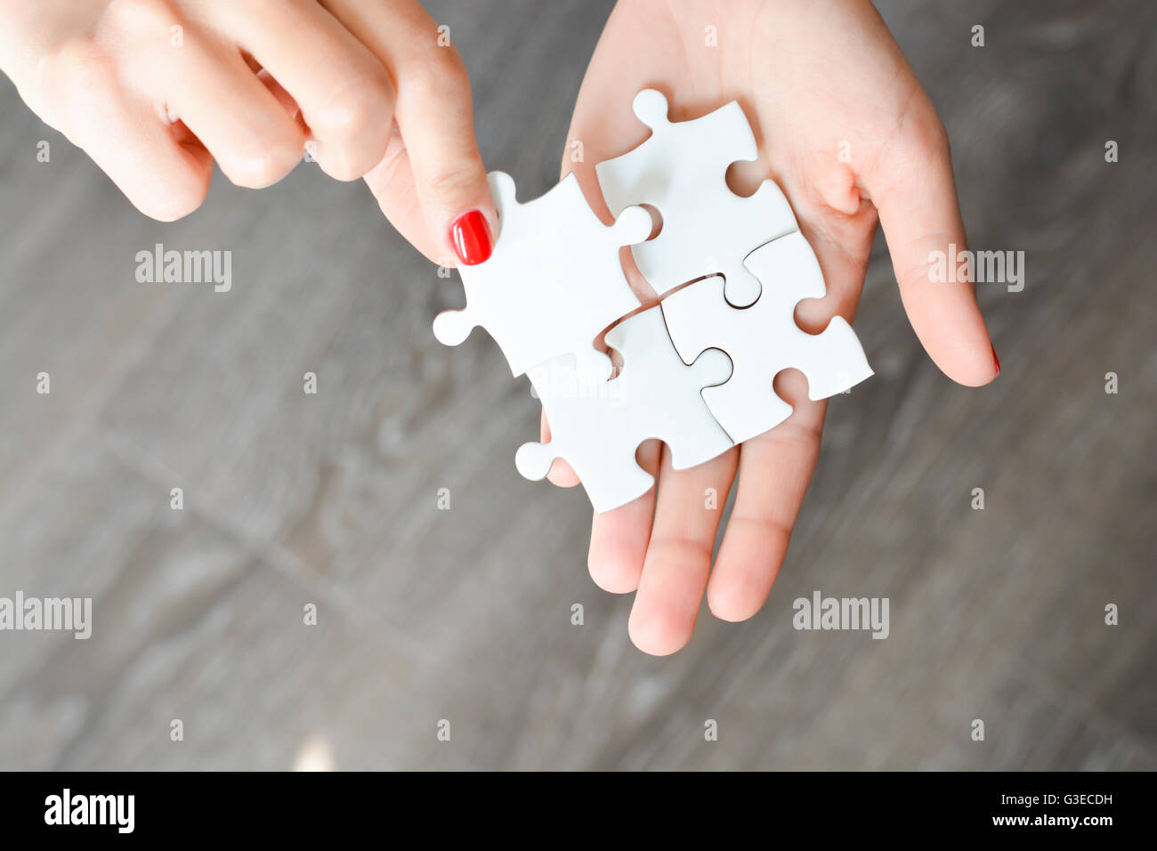 Donna raccordo di mano destra pezzo del puzzle suggerendo di business networking concept Foto Stock