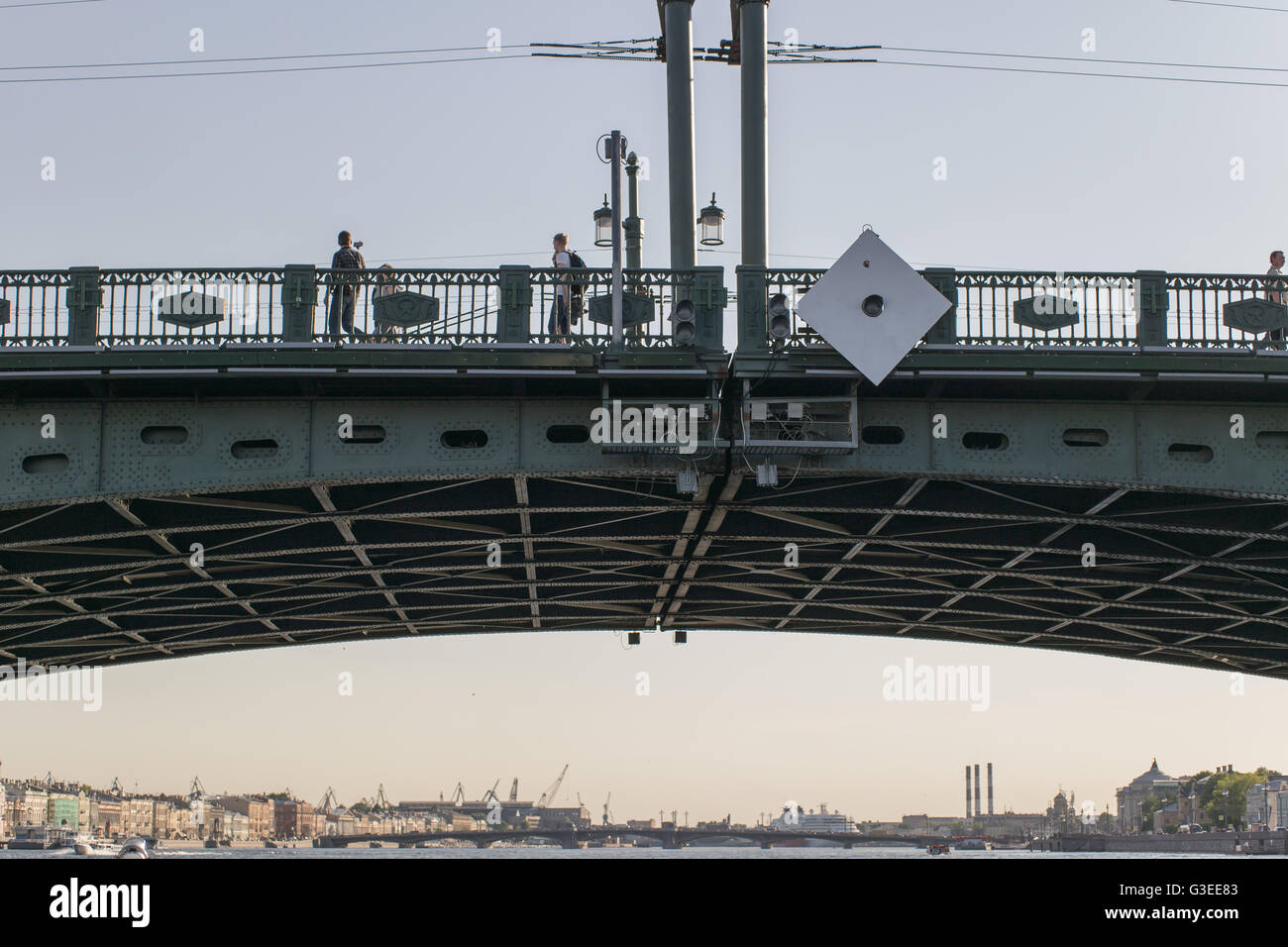 Ponte levatoio oltre il fiume Neva a San Pietroburgo, Russia. Primo piano vista dalla barca a vela. Foto Stock