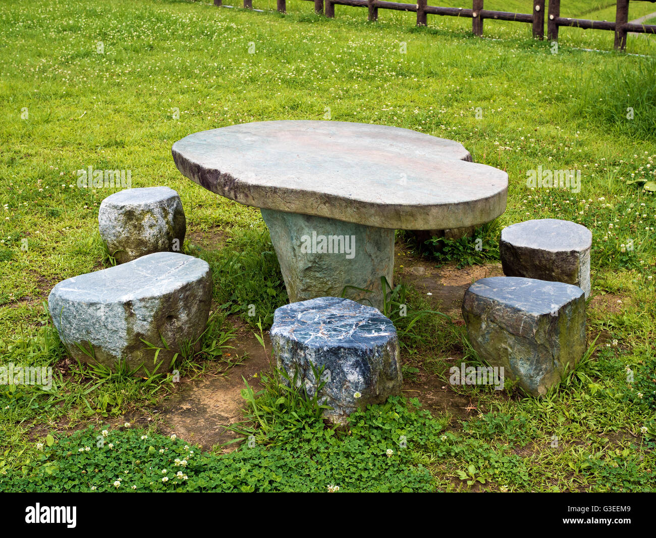 Tavolo in pietra e posti a sedere panche in eco park,Taipei, Taiwan Foto Stock