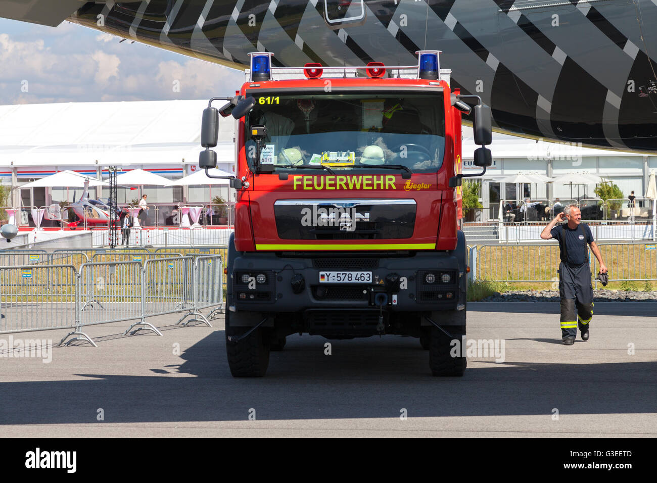 Berlino / GERMANIA - Giugno 4, 2016: tedesco servizio antincendio carrello sorge sull aeroporto di Schoenefeld di Berlino / Germania in giugno 3, 2016. Foto Stock