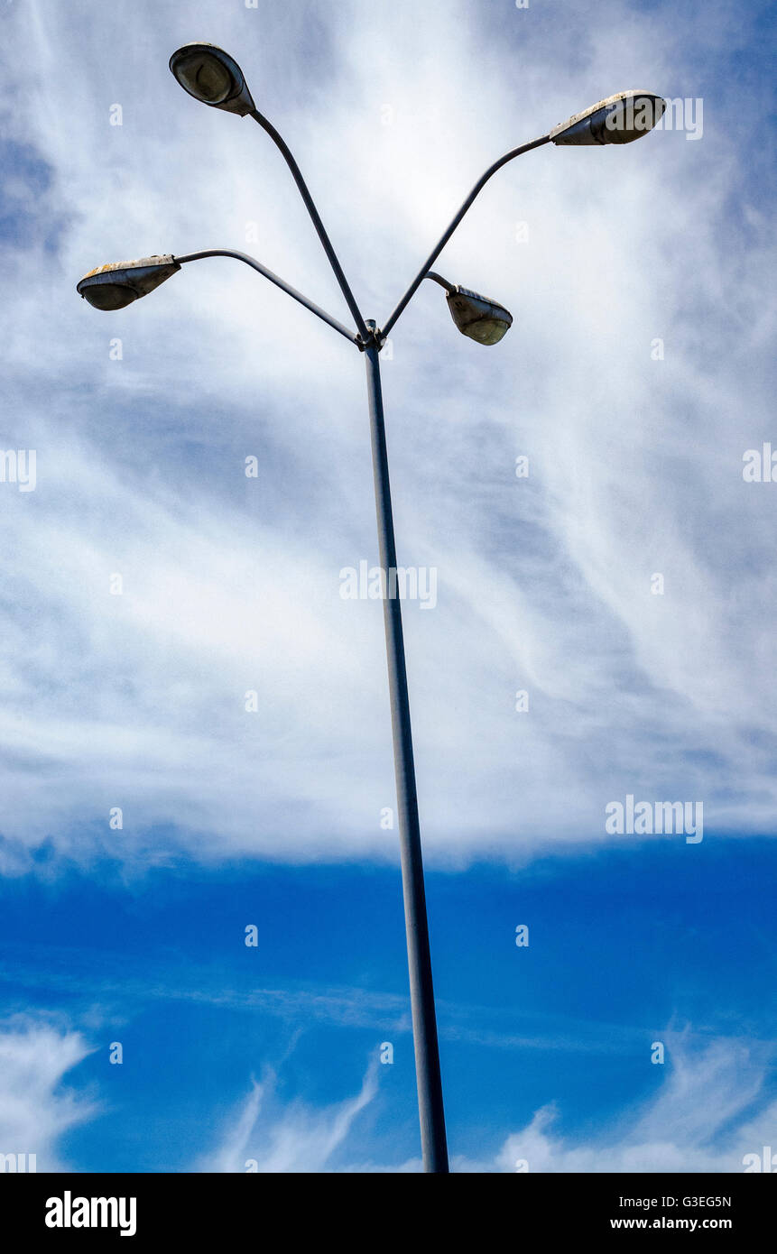 Un lampione che guarda altre mondane o simili elegante scultura moderna Foto Stock